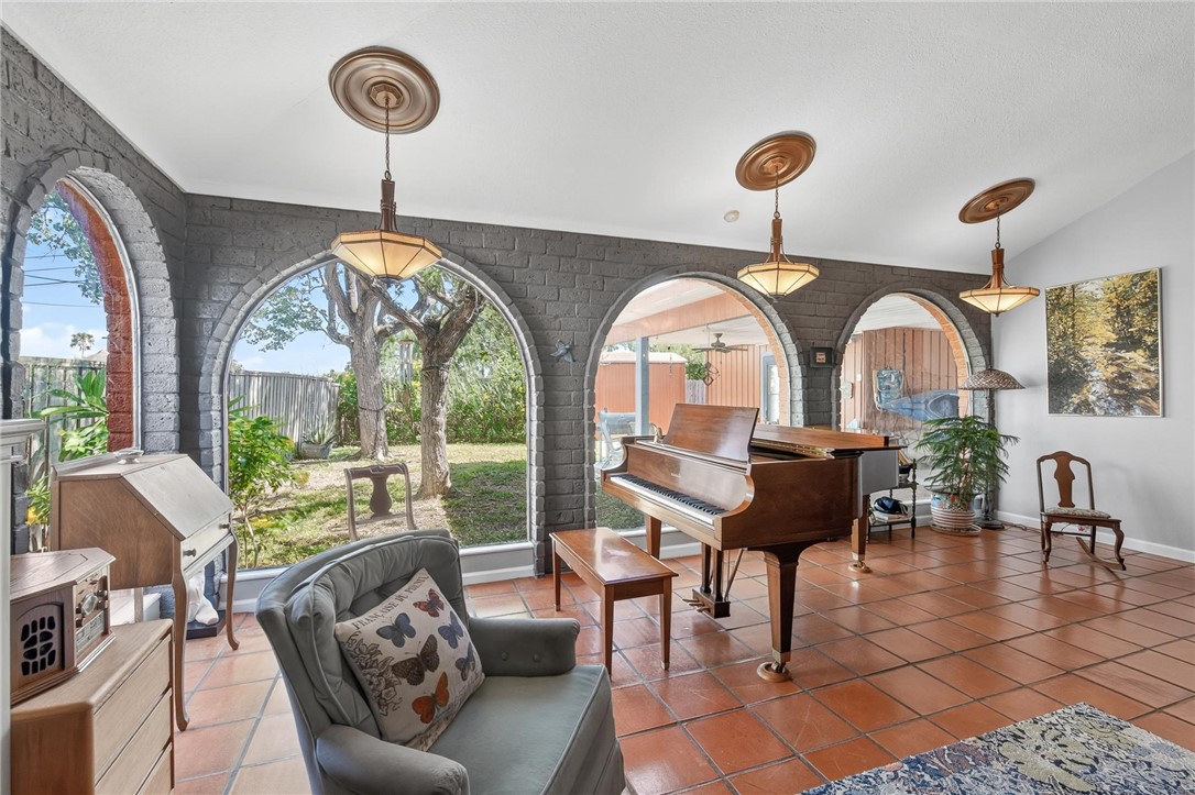 402 Sharon Dr Property Photo 6