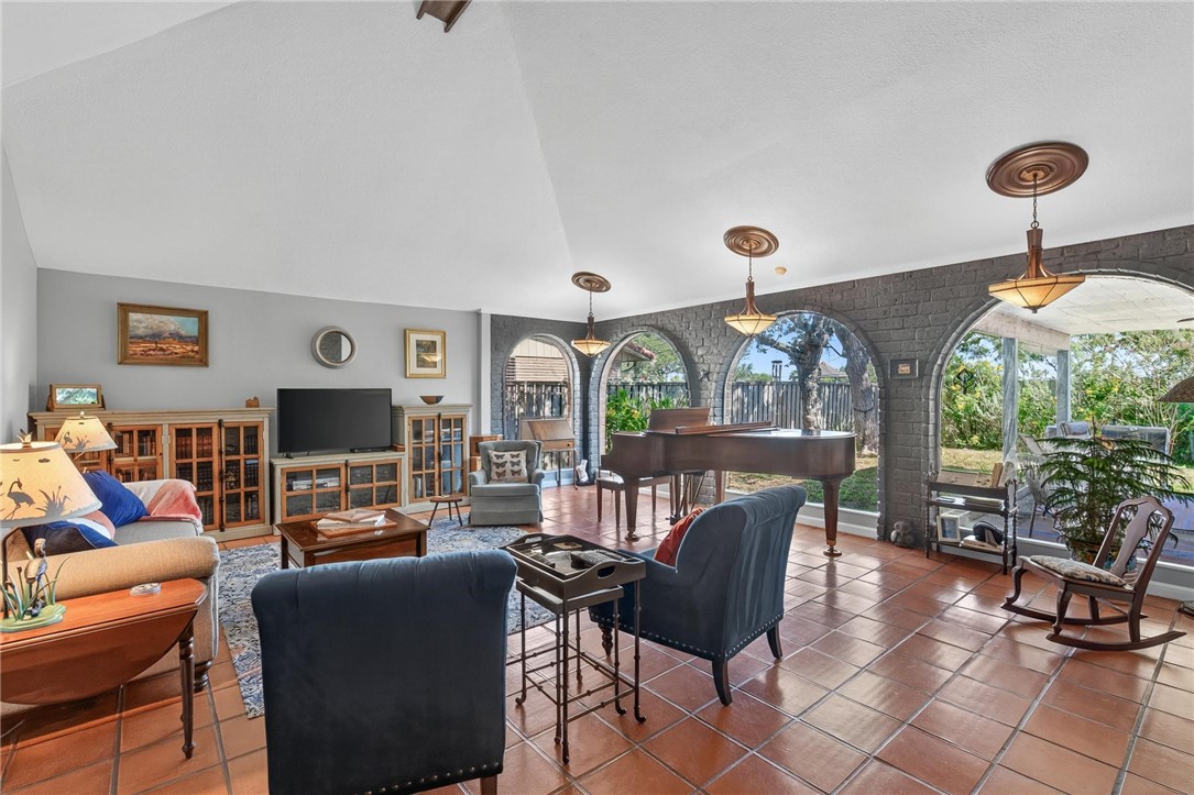 402 Sharon Dr Property Photo 7