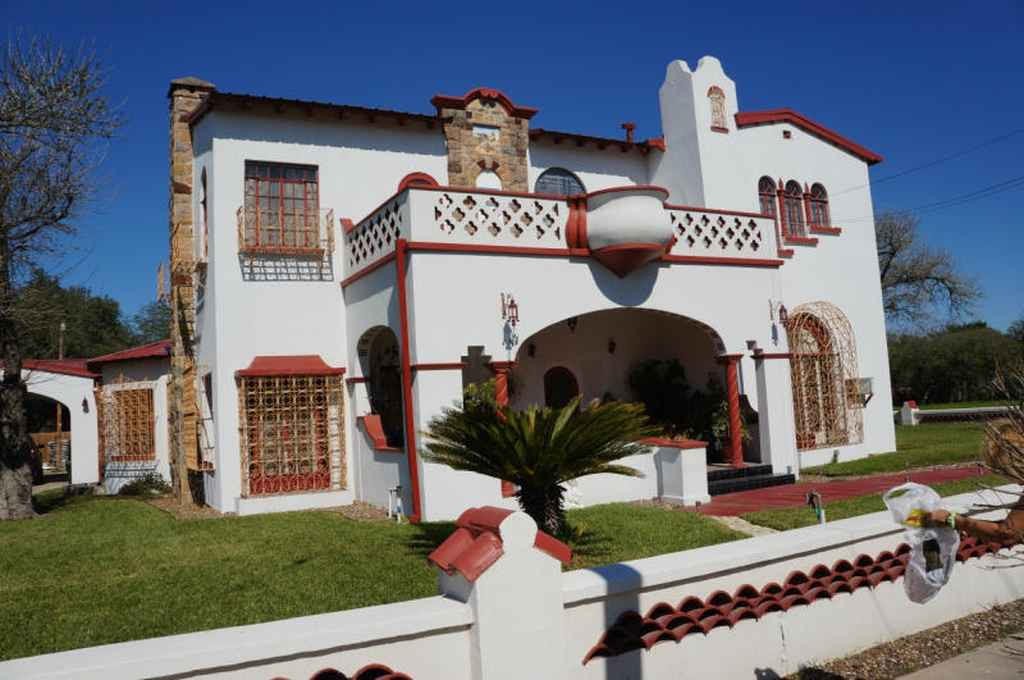 400 W Saint Charles Ave Property Photo 1