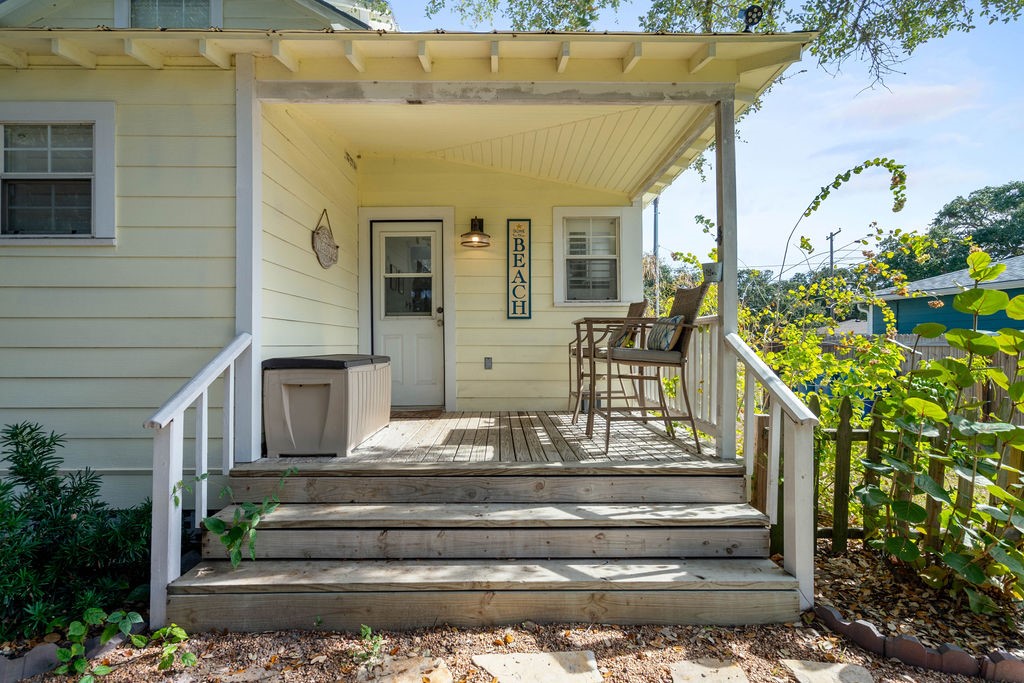 1027 N Austin St Property Photo 24