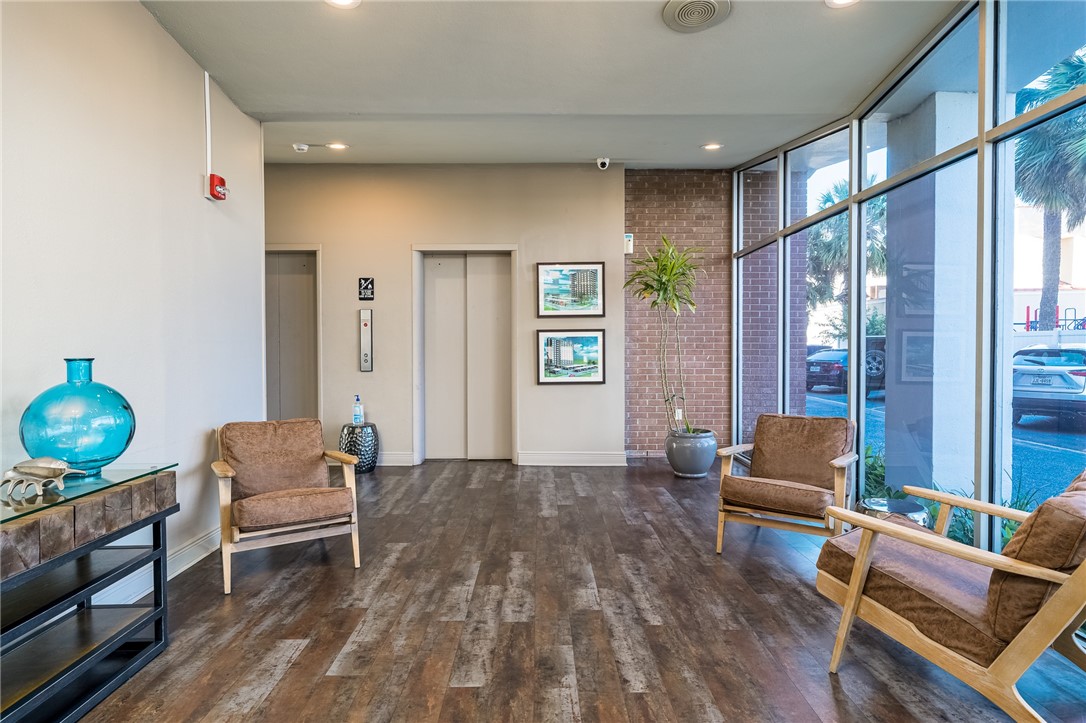 715 S Upper Broadway St 202 Property Photo 3