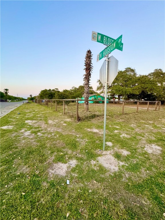 813 N Houston St Property Photo 9