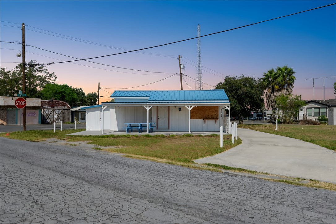 100 E Huisache St Property Photo 1