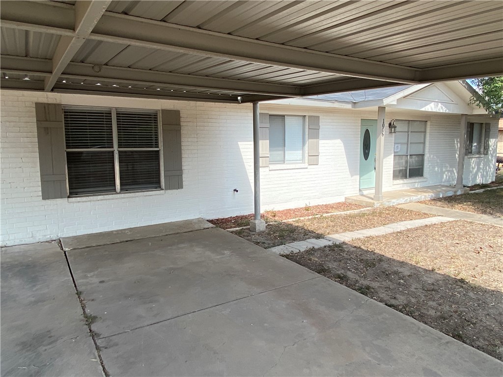 1006 Burleson St Property Photo 2