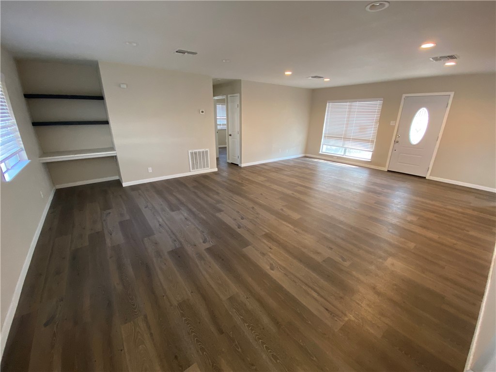 1006 Burleson St Property Photo 4