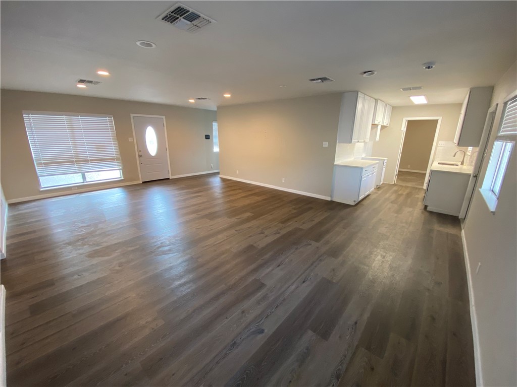 1006 Burleson St Property Photo 5