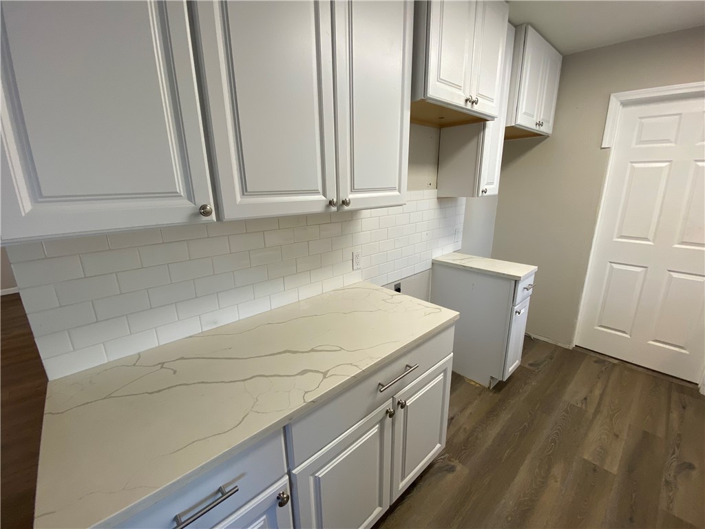 1006 Burleson St Property Photo 7