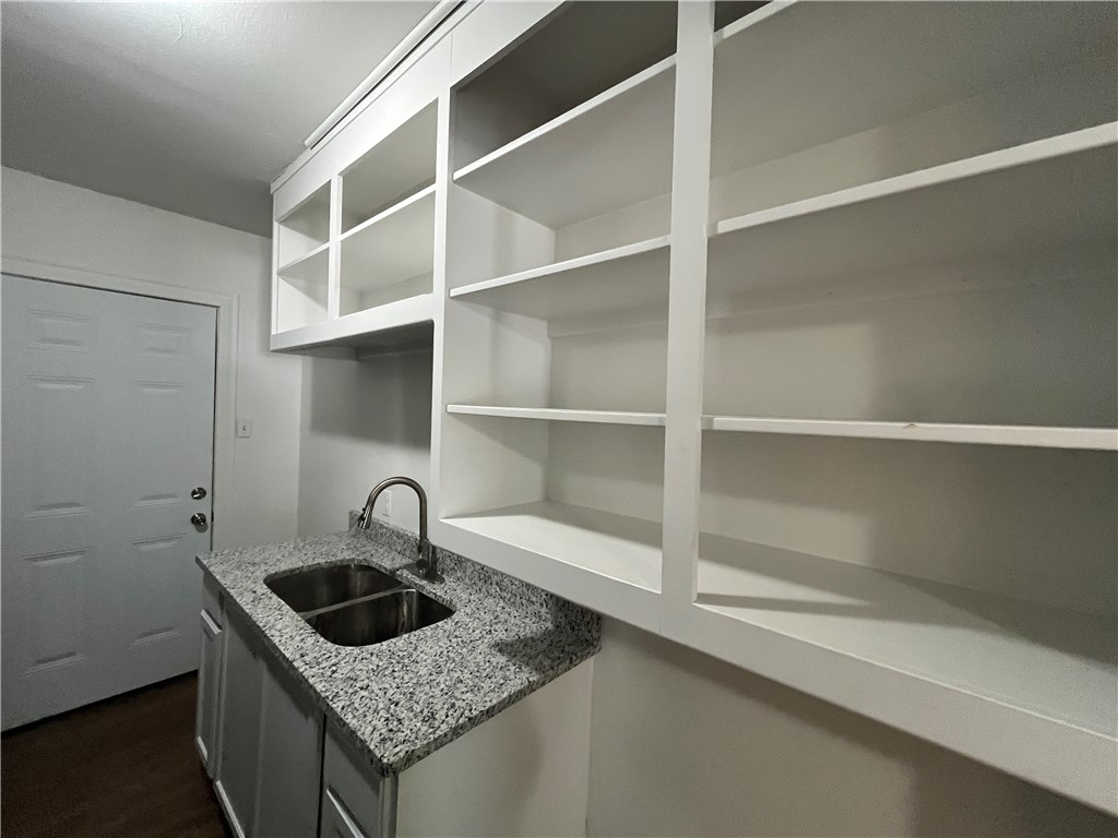 907 Elizabeth St 2 Property Photo 6