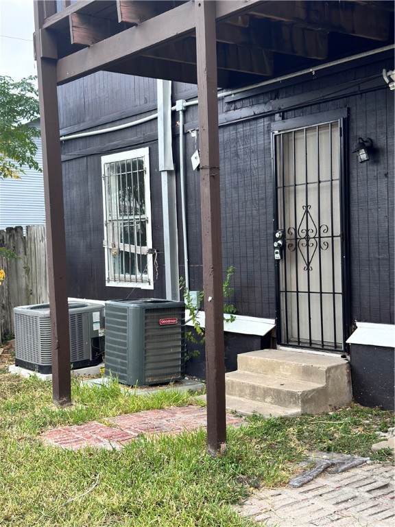 907 Elizabeth St 1 Property Photo 9