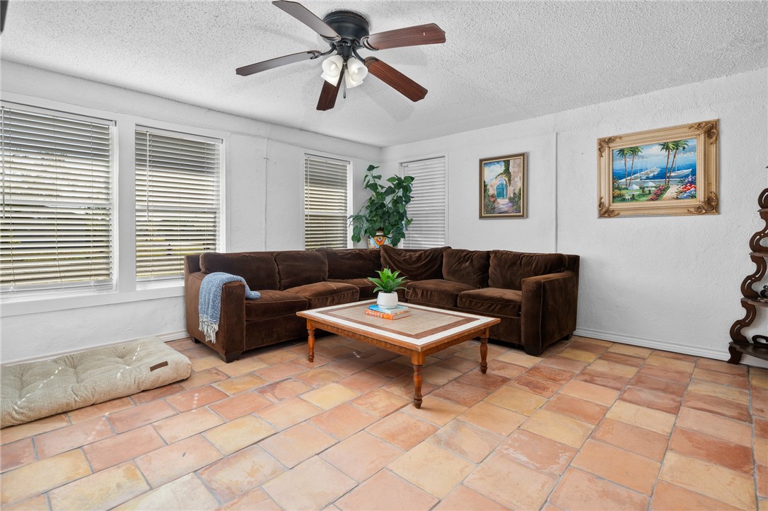 2475 Avenue Avenue E Property Photo 5