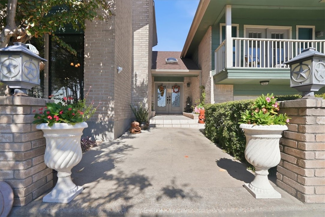 857 Cliff Dr Property Photo 5