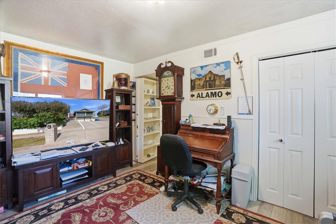 857 Cliff Dr Property Photo 34