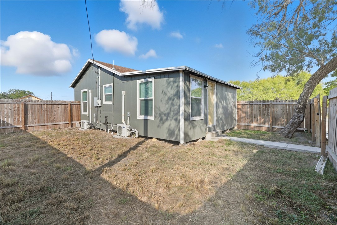 501 W Avenue D Ave Property Photo 2