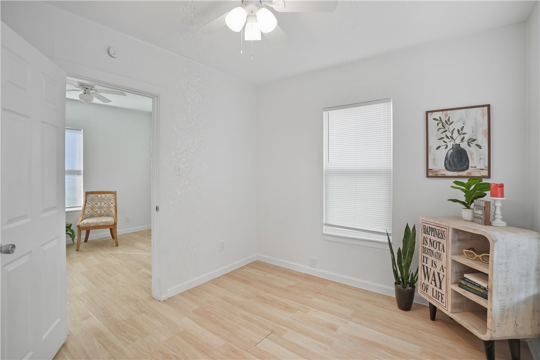 501 W Avenue D Ave Property Photo 3