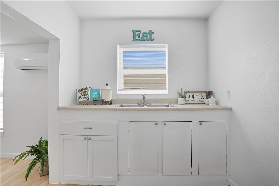 501 W Avenue D Ave Property Photo 7