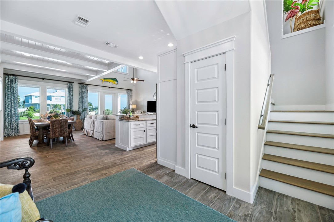 1009 Fiji Dr Property Photo 6