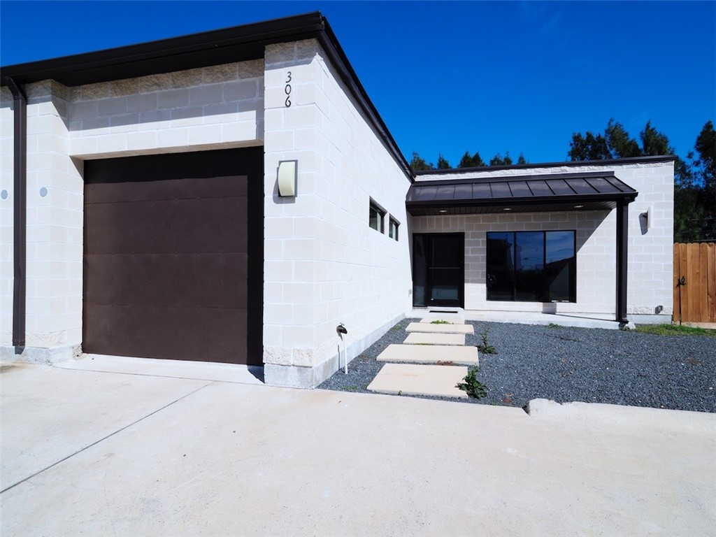 306 Easy St Property Photo 1