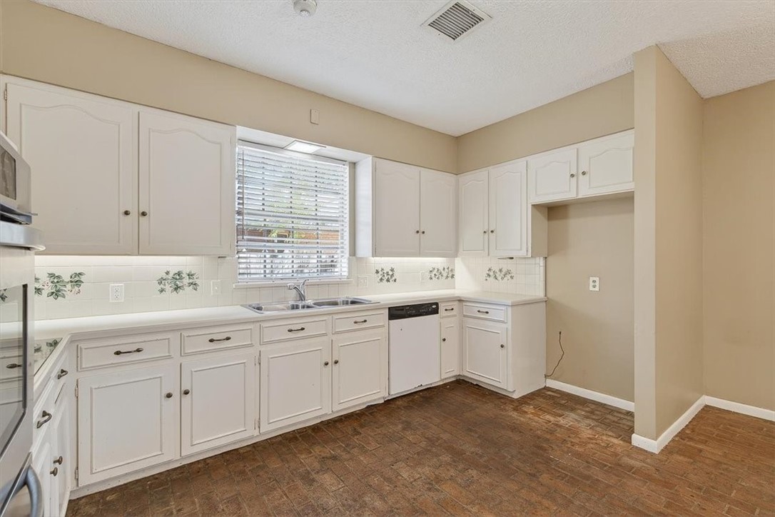 6418 Long Circle Property Photo 10