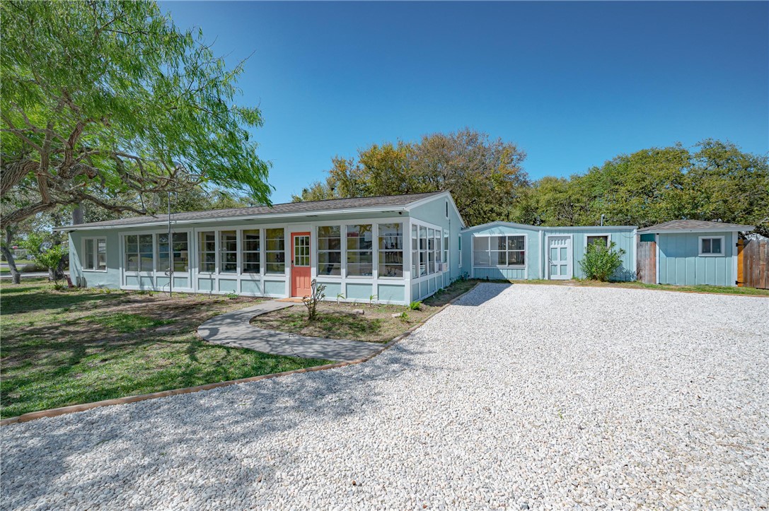 1604 Victoria Ave Property Photo 1