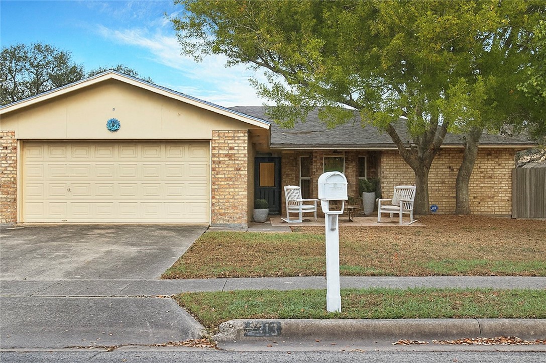 2213 Live Oak Dr Property Photo 1