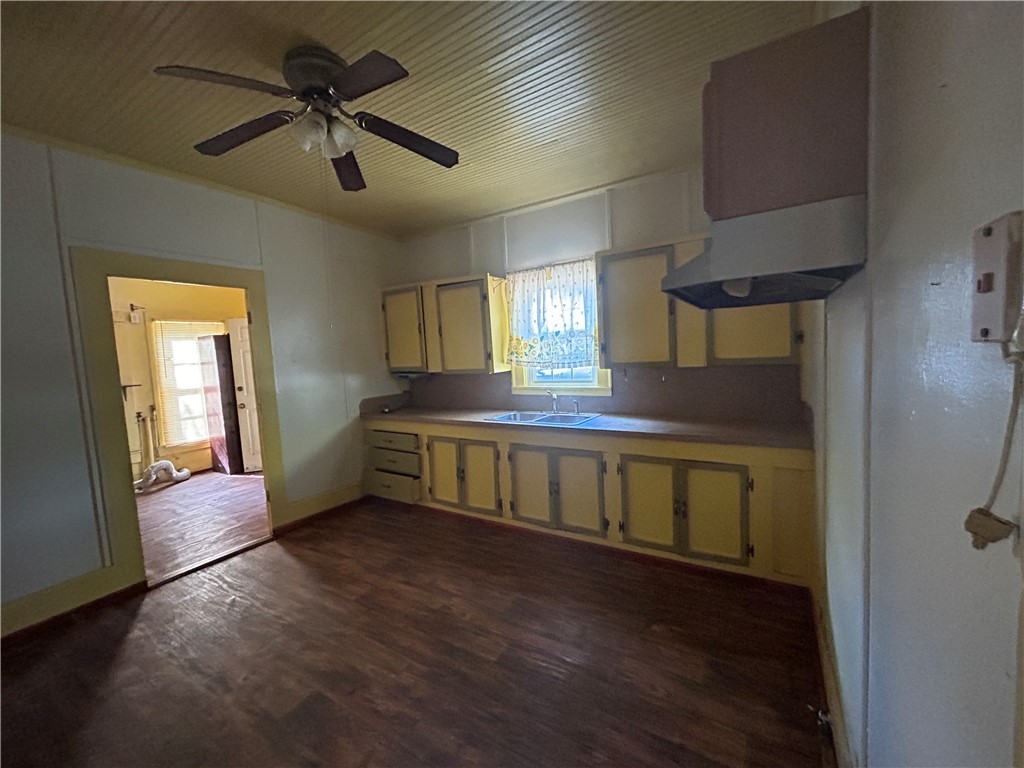 547 W Franklin St Property Photo 9