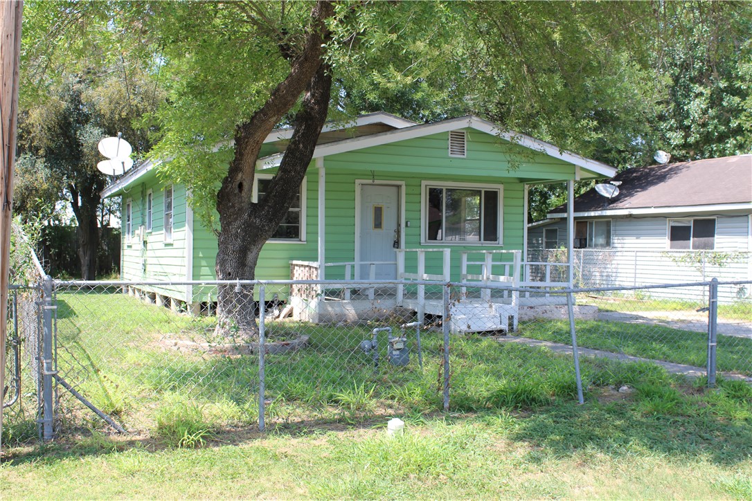 651 Trevino St Property Photo 3