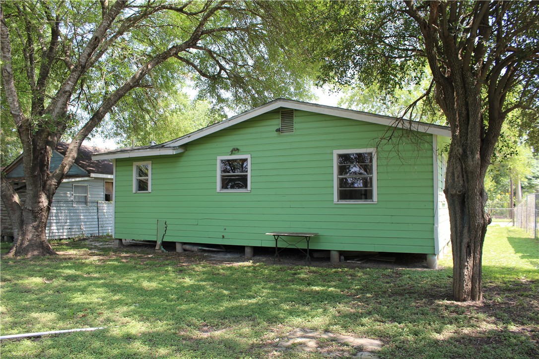 651 Trevino St Property Photo 4