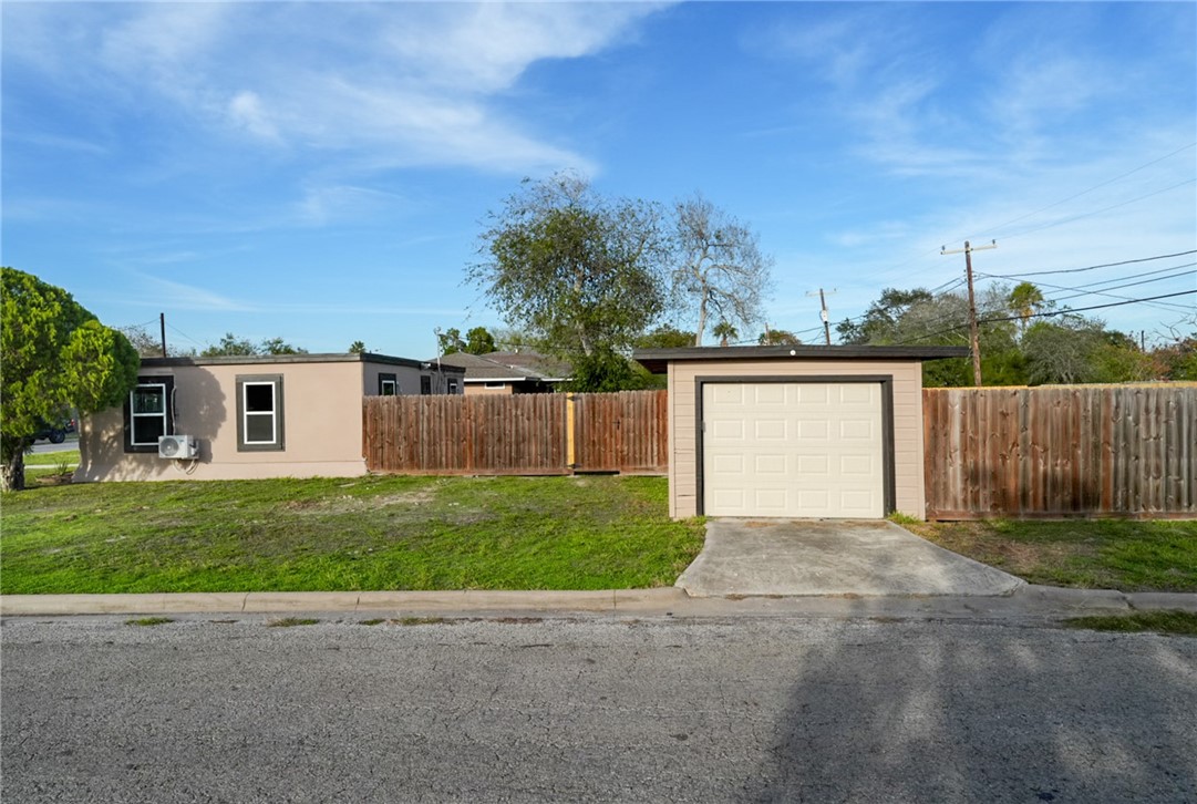 3826 Willow St Property Photo 3