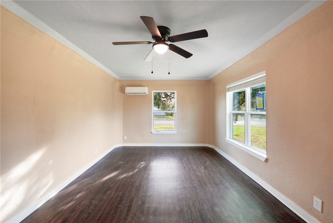 3826 Willow St Property Photo 5