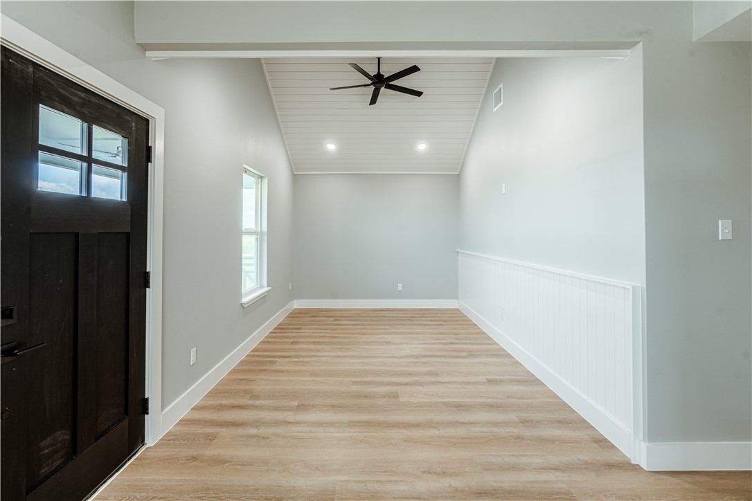 324 W Live Oak Property Photo 4