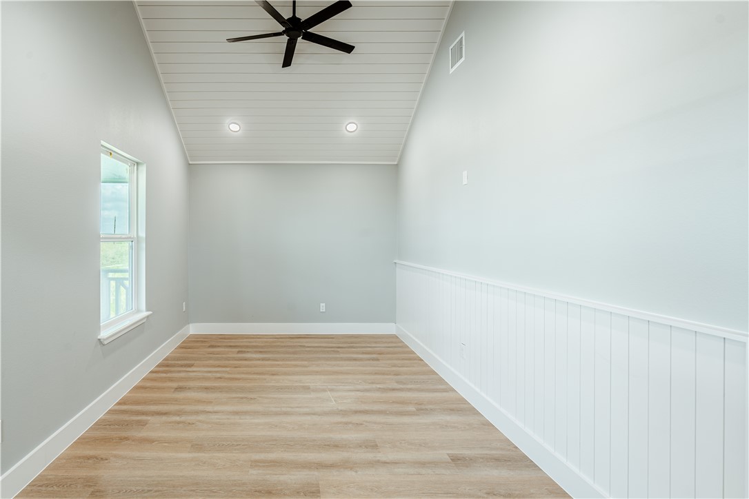 324 W Live Oak Property Photo 5