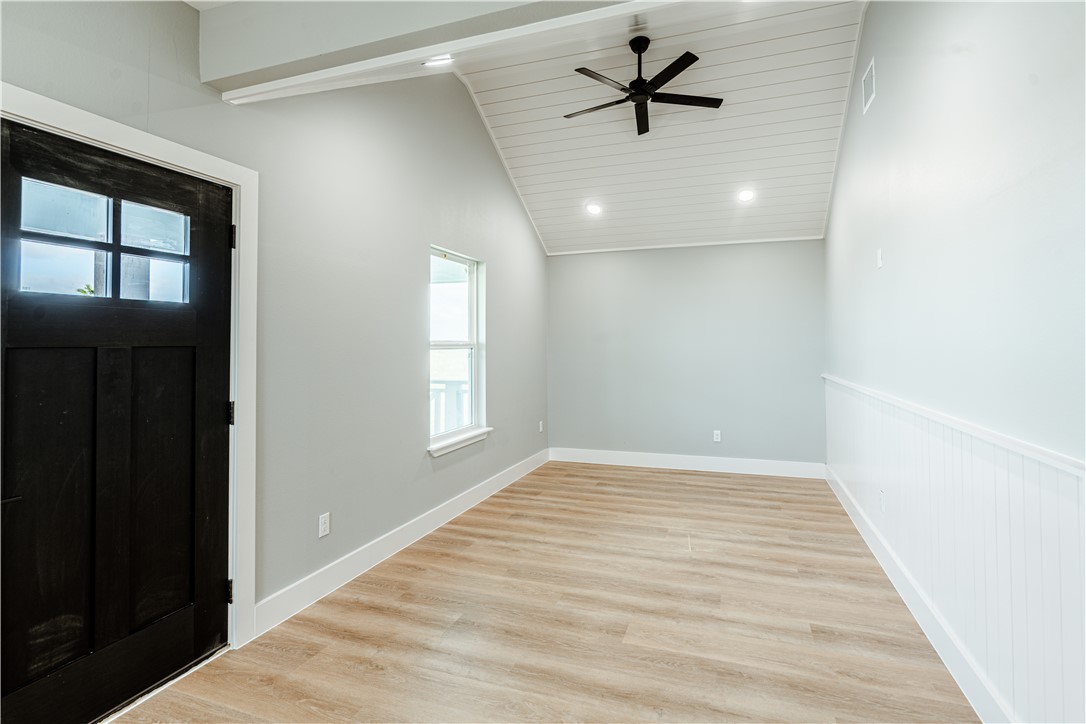324 W Live Oak Property Photo 6