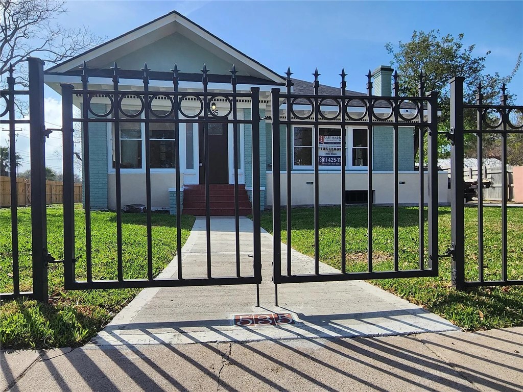 535 S Carancahua St Property Photo 3