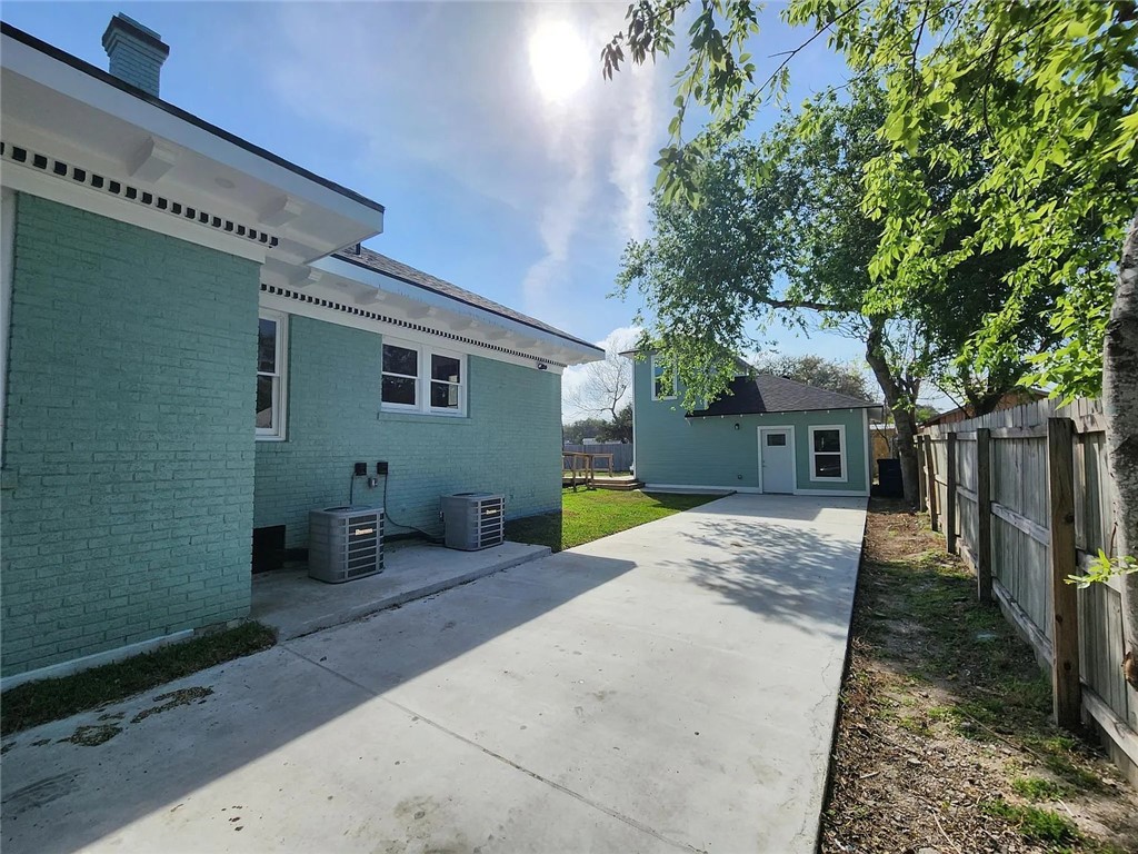 535 S Carancahua St Property Photo 5