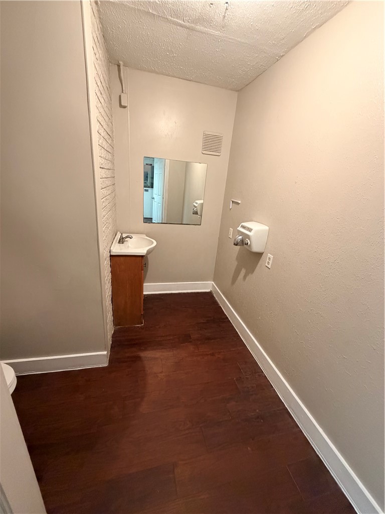 3902 S Port Ave 2 Property Photo 19