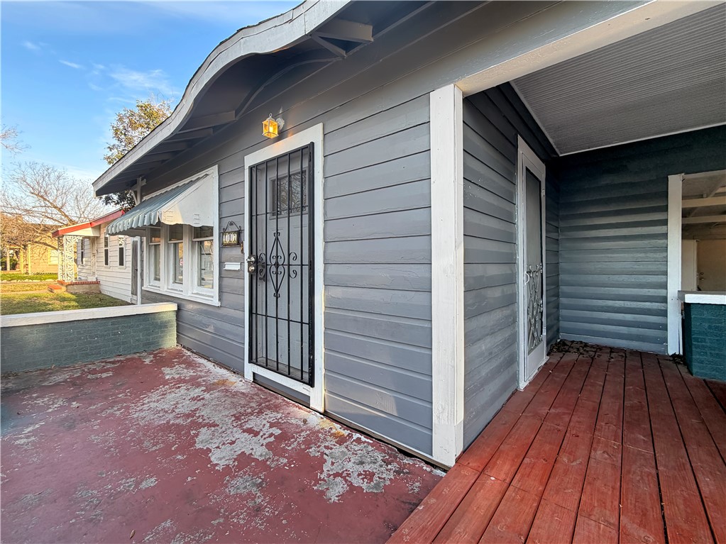 407 Palmero St Property Photo 4