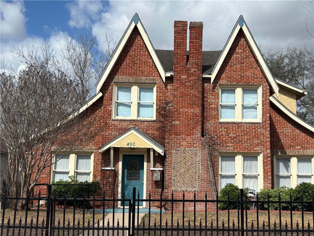 450 Cole St Property Photo 1