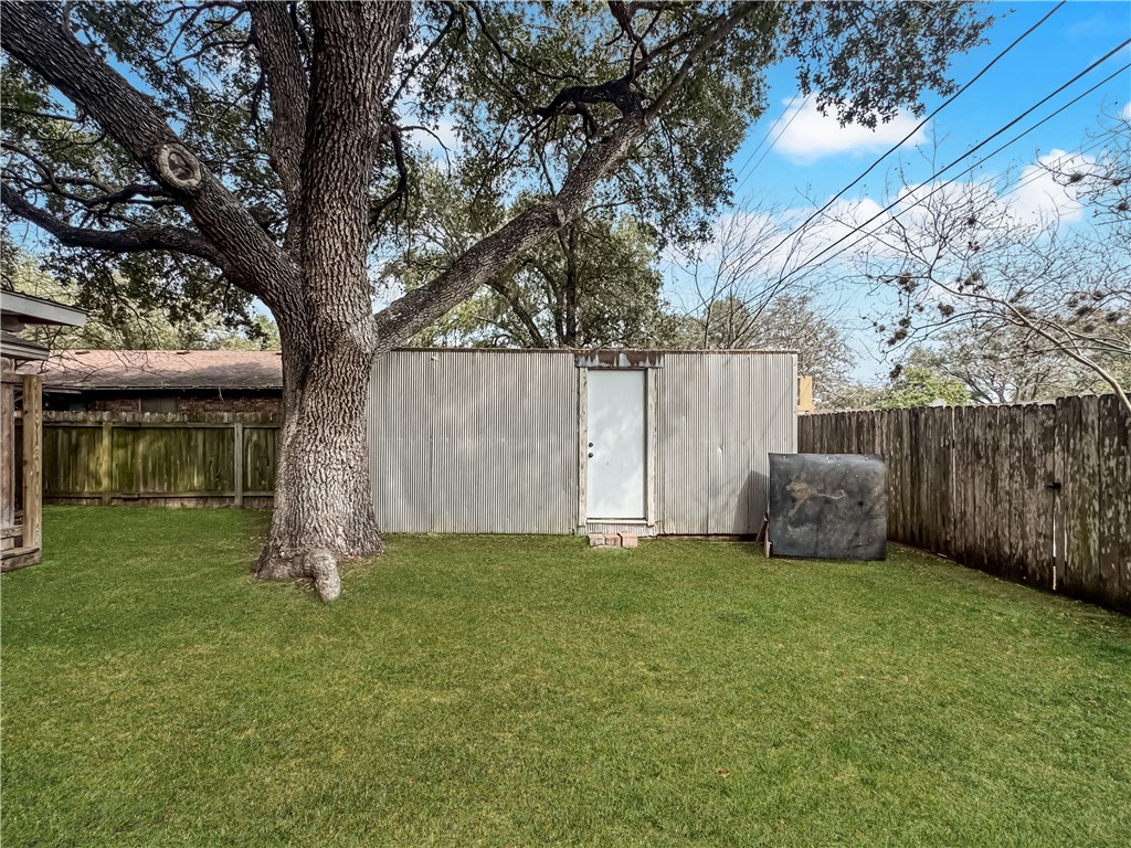 1600 Fairdale St Property Photo 14