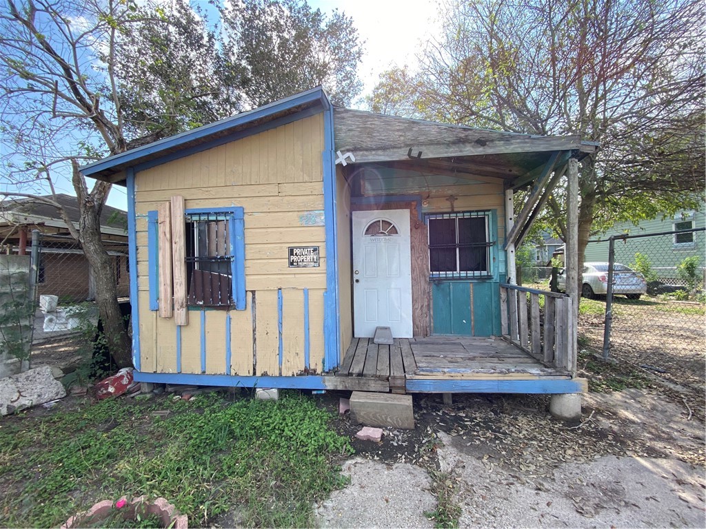 428 W Avenue F Property Photo 1