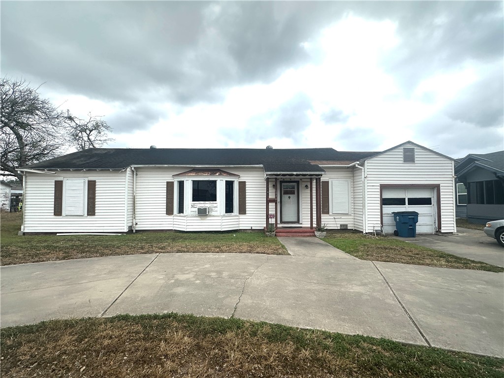 604 E Sinton St Property Photo 1