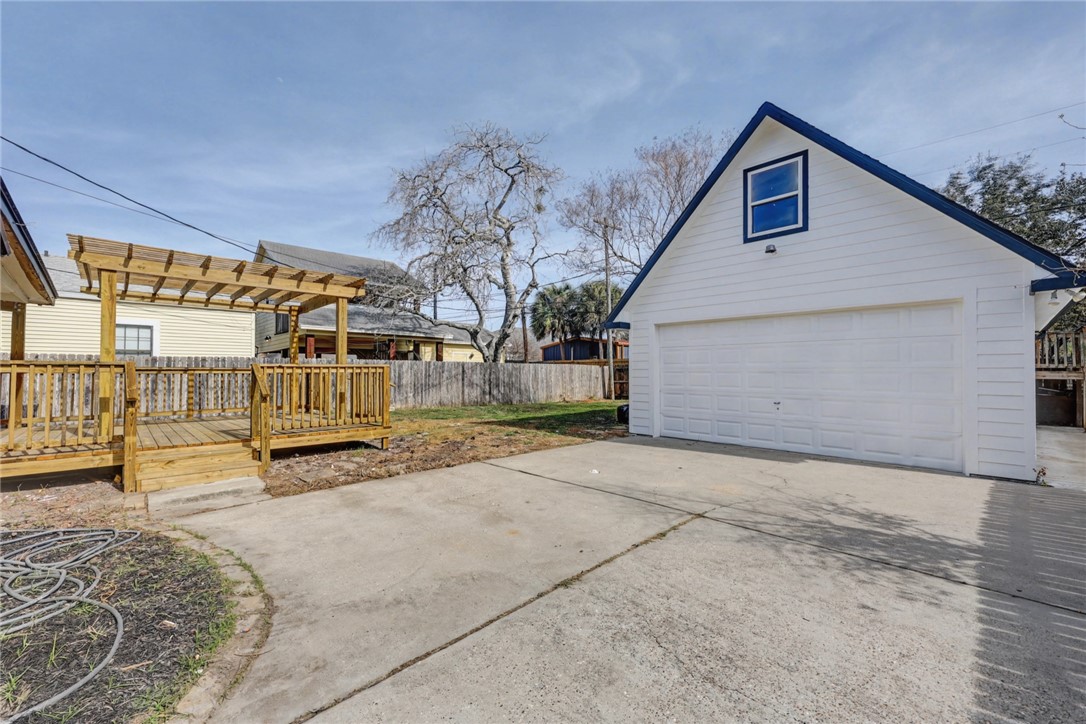417 Cole St Property Photo 3
