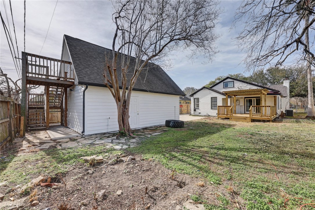 417 Cole St Property Photo 4