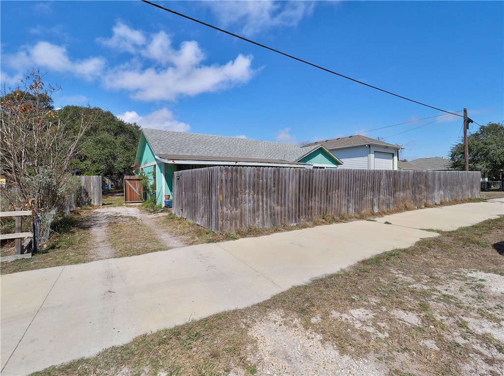 330 S Saunders St Property Photo 3