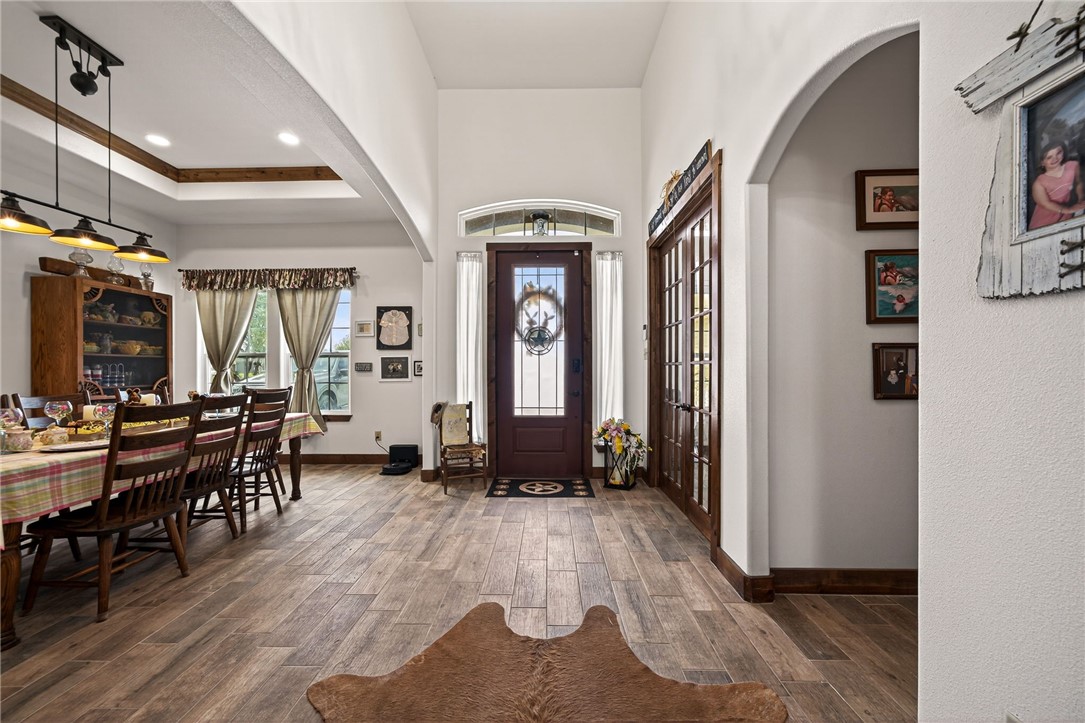 561 Carmel Dr Property Photo 5