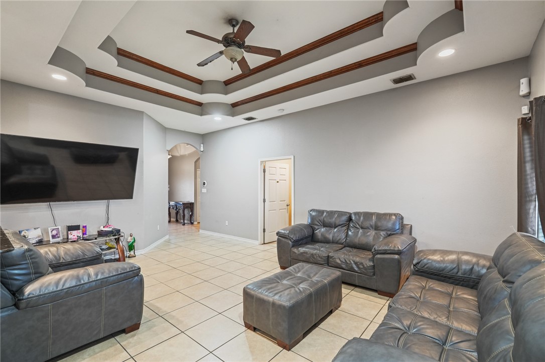 2913 Dante Dr Property Photo 3