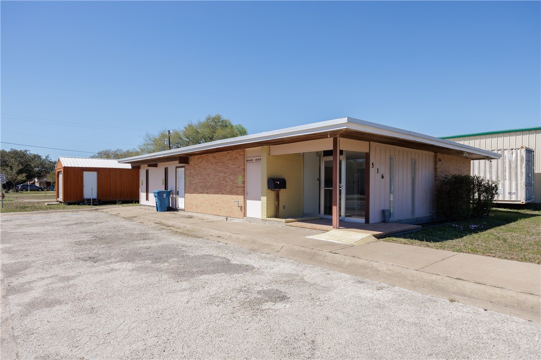 516 S San Patricio St Property Photo 2