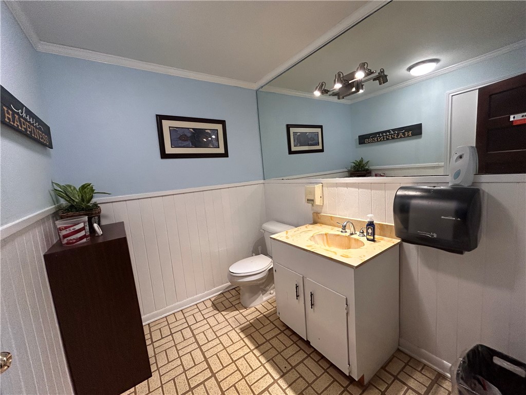 120 Green Ave Property Photo 18