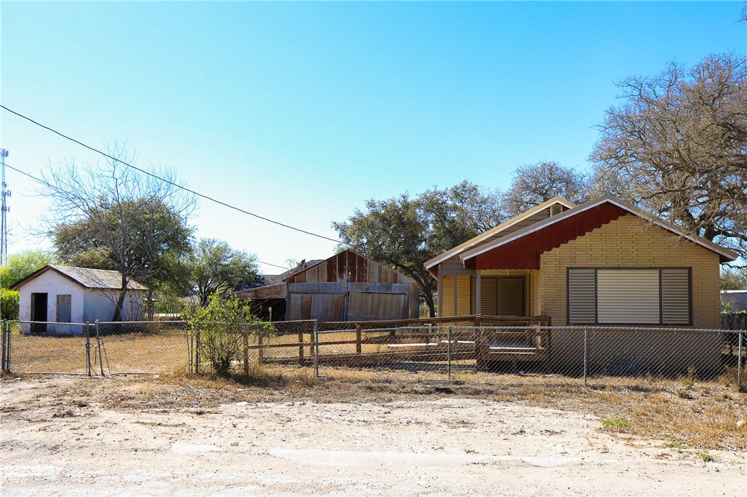 305 N Perez Property Photo 1