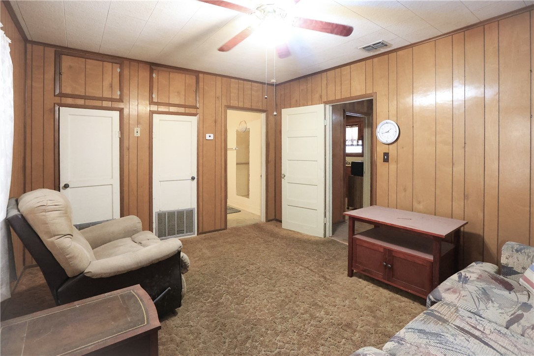 305 N Perez Property Photo 6