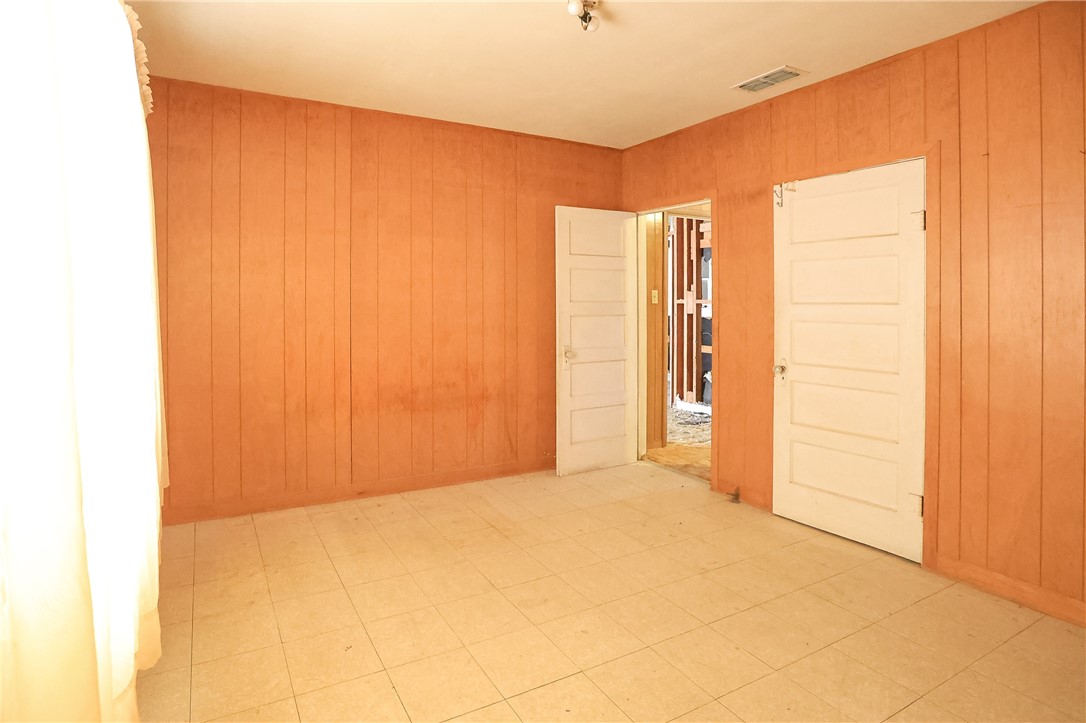 305 N Perez Property Photo 8